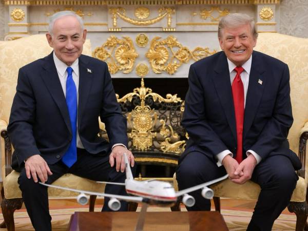 Fotografía tomada de la cuenta oficial en X del primer ministro israelí, Benjamín Netanyahu (i), donde aparece posando junto al presidente de Estados Unidos, Donald Trump (d), durante una reunión este martes, en la Casa Blanca en Washington (EE.UU.).