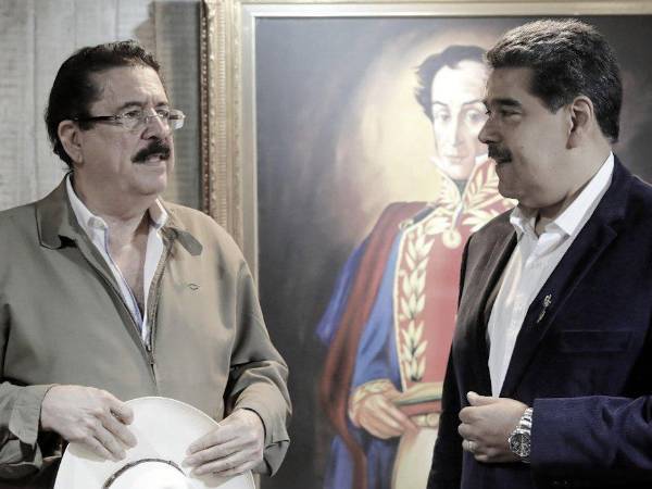 Manuel Zelaya Rosales junto a Nicolás Maduro. Fotografía utilizada por el Foro Madrid para hacer su denuncia.
