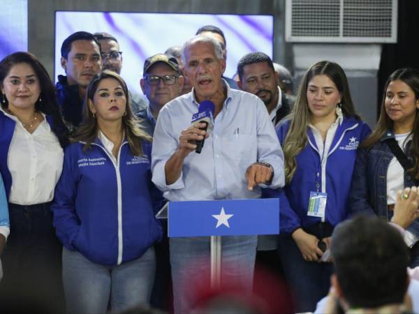 Asfura y dirigentes nacionalistas durante una conferencia de prensa el domingo.