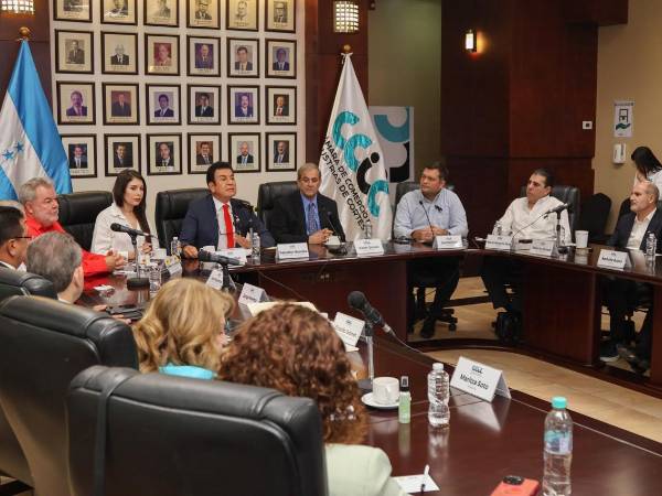 Salvador Nasralla en el conversatorio con los representantes de la Cámara de Comercio e Industrias de Cortés (CCIC).