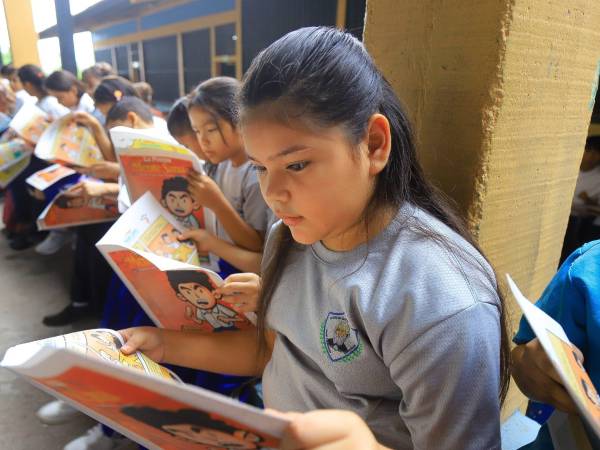 Los alumnos del centro de educación básica José Trinidad Cabañas, ubicado en el municipio de Villanueva, Cortés, recibieron la visita del equipo de Diario LA PRENSA este viernes, para socializar el proyecto Mente Sana.