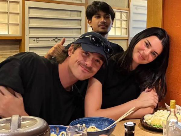 Jacob Elordi y Kendall Jenner en una foto junto a un fan.