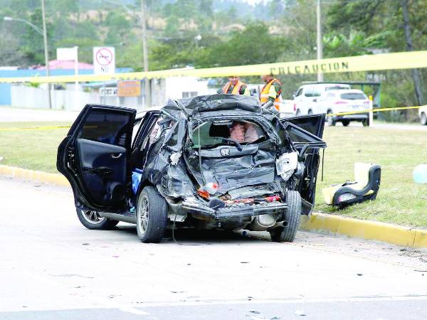 Así quedó destruido el vehículo.