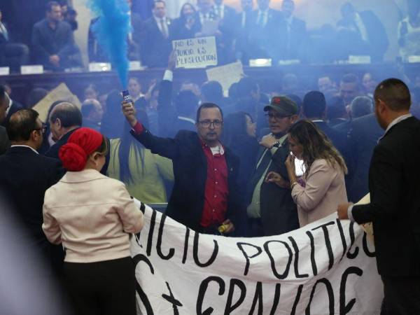 Diputados de Libre durante un zafarrancho en el Congreso Nacional.