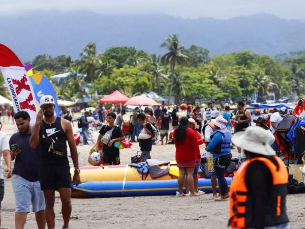 Bañistas disfrutan de las playas de Puerto Cortés durante el feriado de Semana Santa.