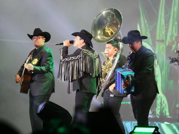 Julión Álvarez (centro) durante su reciente show en Tegucigalpa.