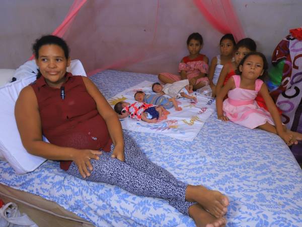 <b>Juana Francisca junto a sus trillizos, nacidos el 23 de abril, y cuatro más de sus hijas en su casa.</b>