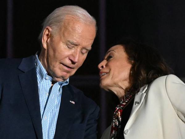El presidente estadounidense Joe Biden (derecha) escucha a la vicepresidenta estadounidense Kamala Harris mientras observan el espectáculo de fuegos artificiales del Día de la Independencia.