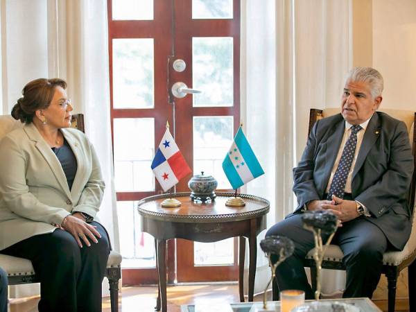 La presidenta de Honduras, Xiomara Castro, con el presidente de Panamá, José Mulino.