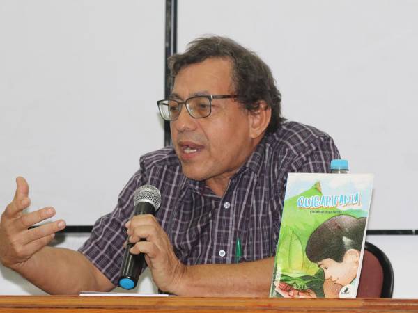 Manuel de Jesús Pineda, escritor y catedrático de la carrera de Letras de la UNAH-VS.