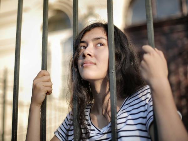 El Trastorno Límite de la Personalidad (TLP), también conocido como Borderline, es un trastorno mental complejo que puede manifestarse en la adolescencia o la adultez temprana. Este trastorno se caracteriza por una inestabilidad emocional intensa, relaciones interpersonales caóticas, una autoimagen distorsionada, y comportamientos impulsivos.