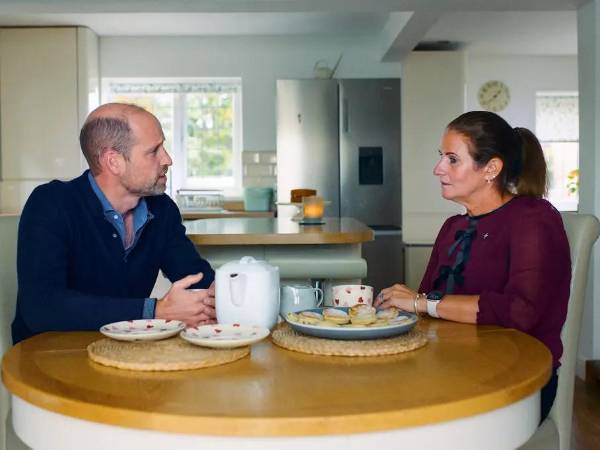 El príncipe Guillermo en un encuentro con Rhian Mannings, quien perdió un bebé por enfermedad y a su esposo.