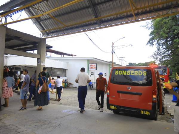 Tres unidades del cuerpo de bomberos se trasladaron al triaje de medicina interna de adultos, donde se registró el conato de incendio.