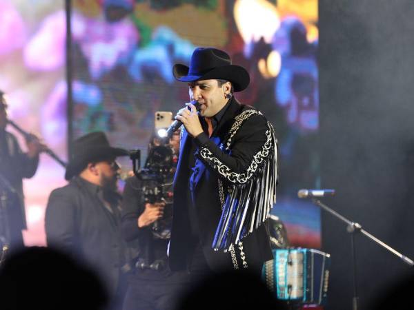 Es la primera vez que pisamos estos terrenos y esperamos que sea la primera de muchas noches juntos. Los invitamos a disfrutar, a cantar, a bailar y a enamorar, le dijo Julión Álvarez a su público.