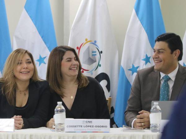 Consejeros en las nuevas instalaciones del Consejo Nacional Electoral (CNE).