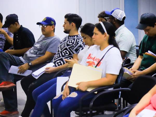 Hay ciudadanos que tienen que ir una segunda vez a preguntar por qué no les han mandado la hoja por WhatsApp.