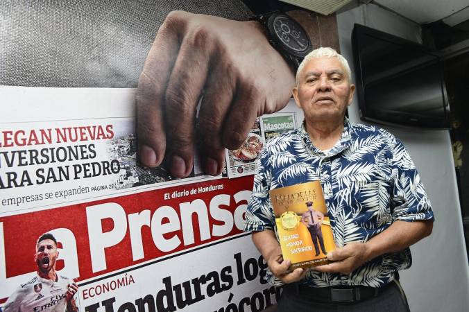 El escritor y expolicía Juan Carlos Martínez presentó su tercer obra, la cual es autobiográfica y un recopilatorio de archivos históricos.