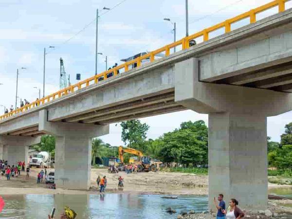 El puente sobre el río Esteban en el municipio de Balfate, Colón, era una obra que venían prometiendo los políticos por más de veinte años. La obra fue recién inaugurada y más de 16 comunidades del sector ya no quedarán incomunicadas en invierno.