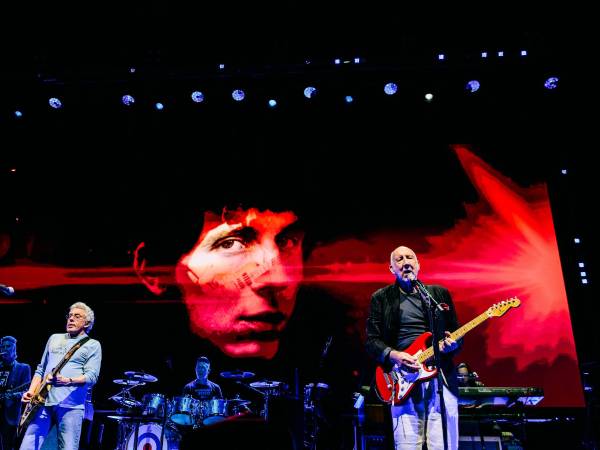 Roger Daltrey (izq.) y Pete Townshend de The Who en el escenario de Nueva Jersey en su gira de despedida por Norteamérica, que inició en agosto.