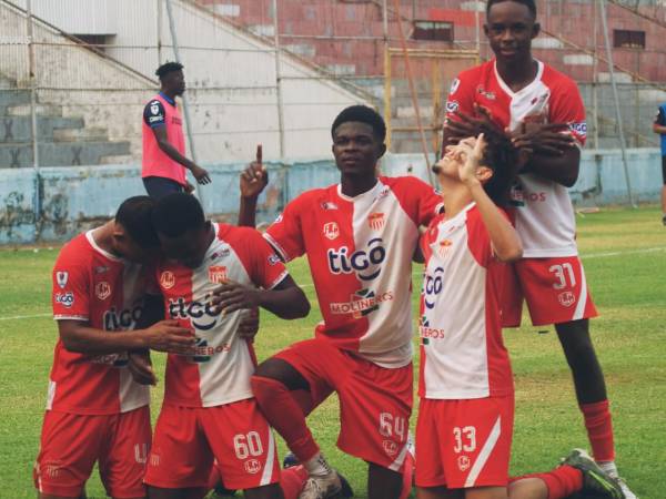 Los rojos descendieron en la cancha luego de perder la serie de desempate frente a los Lobos de la UPN.