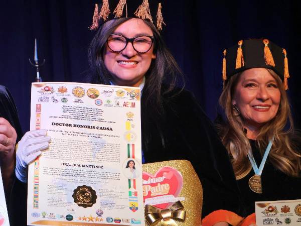 Desde su adolescencia, Sua Martínez ha dedicado su vida a la defensa de los sectores más vulnerables, labor que le valió el título de Doctorado Honoris Causa, reconocimiento que recibió y lució con orgullo.