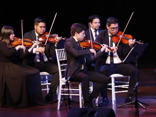 El Teatro José Francisco Saybe de San Pedro Sula fue sede del majestuoso evento musical, en el que la Orquesta Filarmónica de SPS iluminó el sentido artístico de los cientos de asistentes, esto en conjunto de tres solistas de primera categoría: Ángela Bendeck, Melina Pineda y Mónica DelCid.