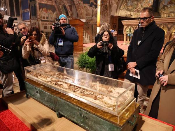 El cuerpo de San Francisco de Asís se exhibe al público por primera vez en la historia en una urna de cristal frente al altar de la Basílica Inferior de Asís, Italia, el 21 de febrero de 2026.