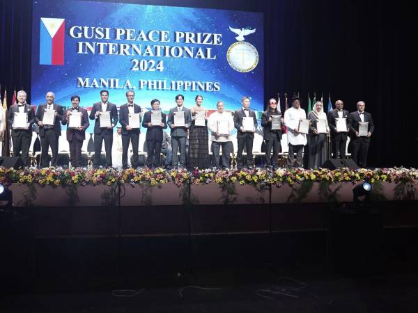 <b>Karim Qubain junto a los demás galardonados durante la ceremonia de premiación.</b>