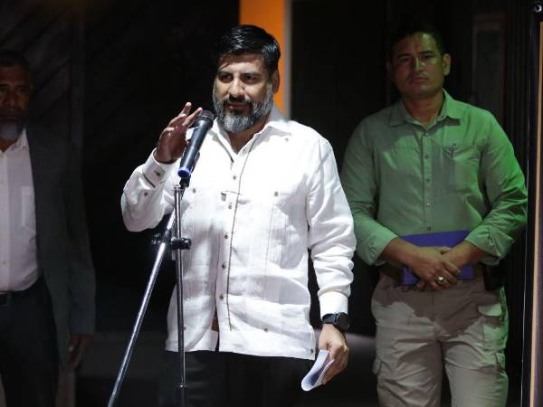 El fiscal general de Honduras, Johel Zelaya, durante una conferencia de prensa.