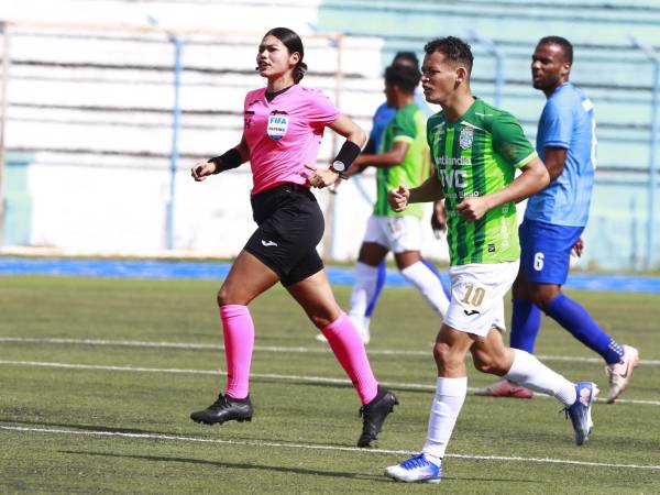 Merlin Sorto es la árbitro central del duelo Génesis vs Marathón.