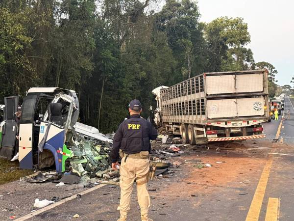 Fotografía cedida por la Policía Federal de Carreteras de Brasil que muestra un accidente entre un camión que invadió el carril contrario y chocó de frente con un autobús, dejando al menos 23 personas fallecidas y cinco heridas, en la carretera BR-373 en el municipio de Imbituva, estado de Paraná (Brasil).