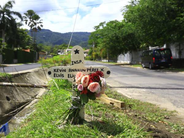 Homenaje al inspector Kevin Pérez y el niño Elvis Eliú Bautista en la quebrada La Primavera, en el bulevar del Sur, San Pedro Sula.
