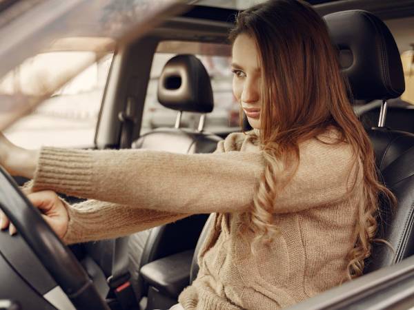 Es fundamental respetar los límites de velocidad, las señales de tránsito y utilizar los dispositivos de seguridad obligatorios.