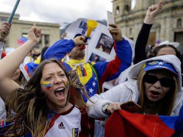 Con cánticos y rezos, cientos de venezolanos protestaron este sábado en Bogotá contra la reelección de Nicolás Maduro en los comicios presidenciales de su país, del que han huido cerca de tres millones de migrantes hacia Colombia.