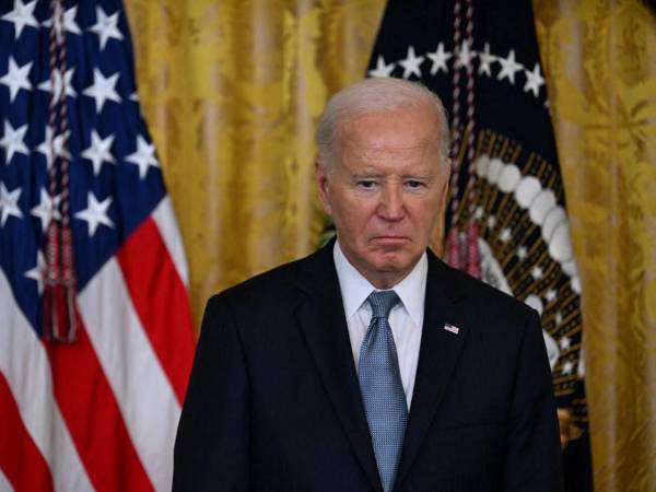 El presidente de Estados Unidos, Joe Biden, observa durante una ceremonia de la Medalla de Honor en el Salón Este de la Casa Blanca en Washington.