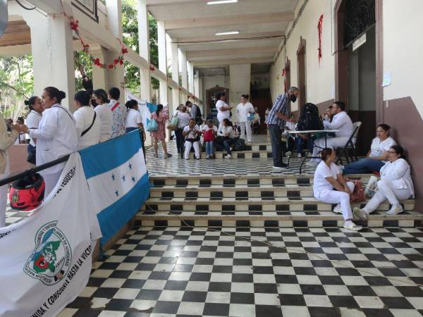 Miembros de la Asociación Nacional de Enfermeras y Enfermeros Auxiliares de Honduras (Aneeah) en el Hospital General San Felipe.