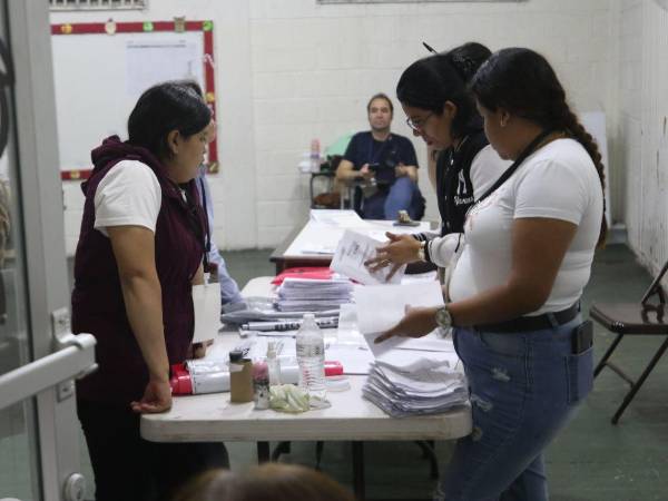 Conteo de votos en un centro educativo hondureño en las elecciones del 30 de noviembre.