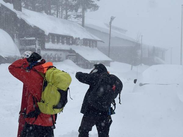 Fotografía cedida por el Departamento del Alguacil del condado de Nevada que muestra a integrantes del equipo de rescate de esquí en California (EE.UU.).