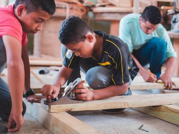 Fue en 2018, cuando de manera empírica, los pequeños y adolescentes de Amor y Vida decidieron emprender en el mundo de la carpintería.