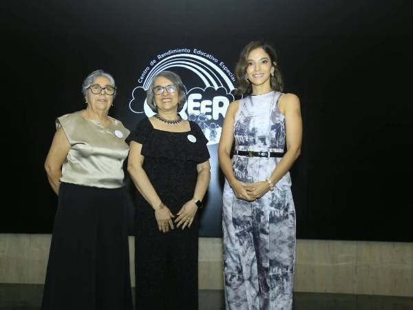 Ligia Castro con Ana Serrano y Carolina Vélez, quienes forman parte de la junta directiva de CREER.
