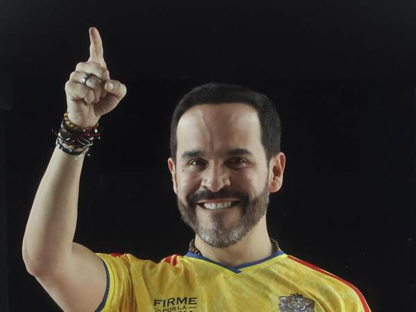 El ultraderechista Abelardo de la Espriella ganador de la segunda vuelta presidencial en Colombia pronuncia un discurso, luego de los resultados preliminares que le dan el triunfo por delante del izquierdista Iván Cepeda, en Barranquilla (Colombia). EFE/ Mauricio Dueñas Castañeda