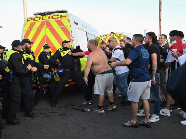 Protestantes se enfrentan con Policías en Reino Unido.