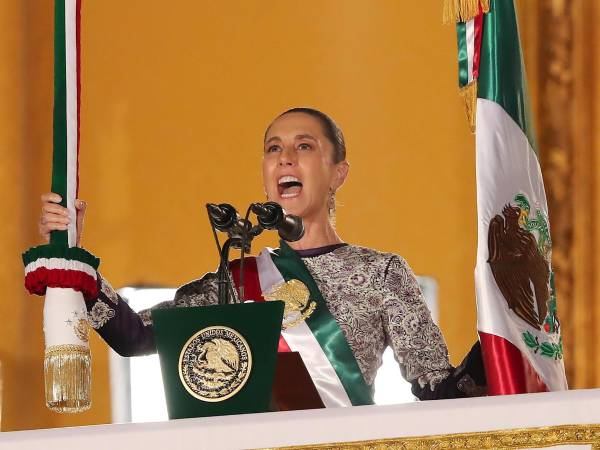 Fotografía de archivo del 15 de septiembre de 2025 que muestra a la presidenta de México, Claudia Sheinbaum, participando en la ceremonia por el 215 aniversario del Grito de Independencia, en Ciudad de México (México). EFE/ Mario Guzmán