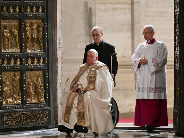Imagen del papa Francisco en la Puerta Santa de la Basílica de San Pedro en el Vaticano.