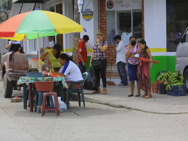 Imagen del comercio informal en el centro del municipio de La Lima, Cortés.
