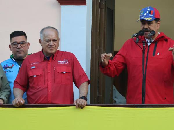 El líder chavista Nicolás Maduro pronuncia un discurso junto al ministro de Relaciones Interiores, Justicia y Paz de Venezuela, Diosdado Cabello este jueves, en el Palacio Miraflores en Caracas (Venezuela). EFE