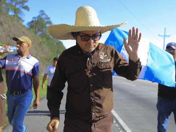 El sacerdote franciscano hondureño Leopoldo Serrano pidió este jueves a la presidenta de su país, Xiomara Castro, que lo reciba -tras caminar al menos 240 kilómetros- para exponerle las necesidades de su comunidad, en el departamento de Santa Bárbara (oeste), cuyos habitantes son damnificados de las tormentas Eta e Iota en 2020.