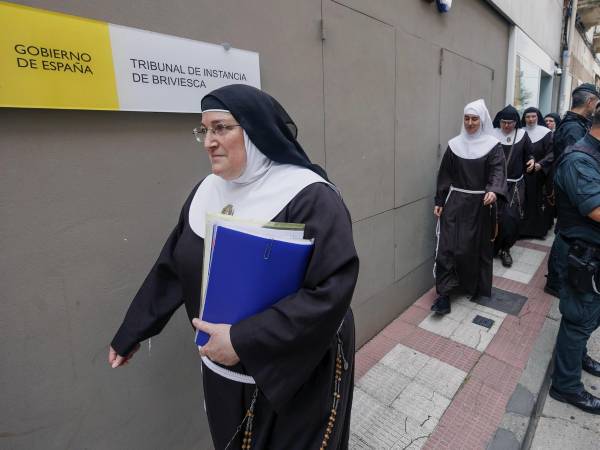 Laura García de Viedma, exabadesa de las Clarisas de Belorado, salió del juzgado de Briviesca tras el juicio de desahucio contra ella y sus compañeras.