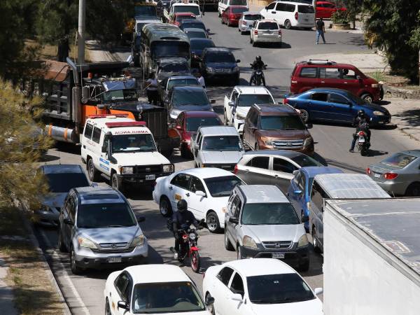 Los conductores en la capital hondureña deben revertirse de paciencia. Uno de los sectores más afectados con el tráfico vial es la salida al sur, donde se reportan fuertes congestionamientos de varias horas.