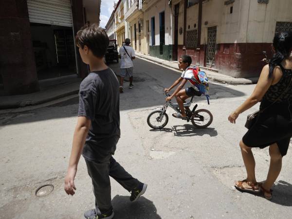 Fotografía del 5 de junio de 2026 que muestra a un niño montando en bicicleta en La Habana (Cuba).